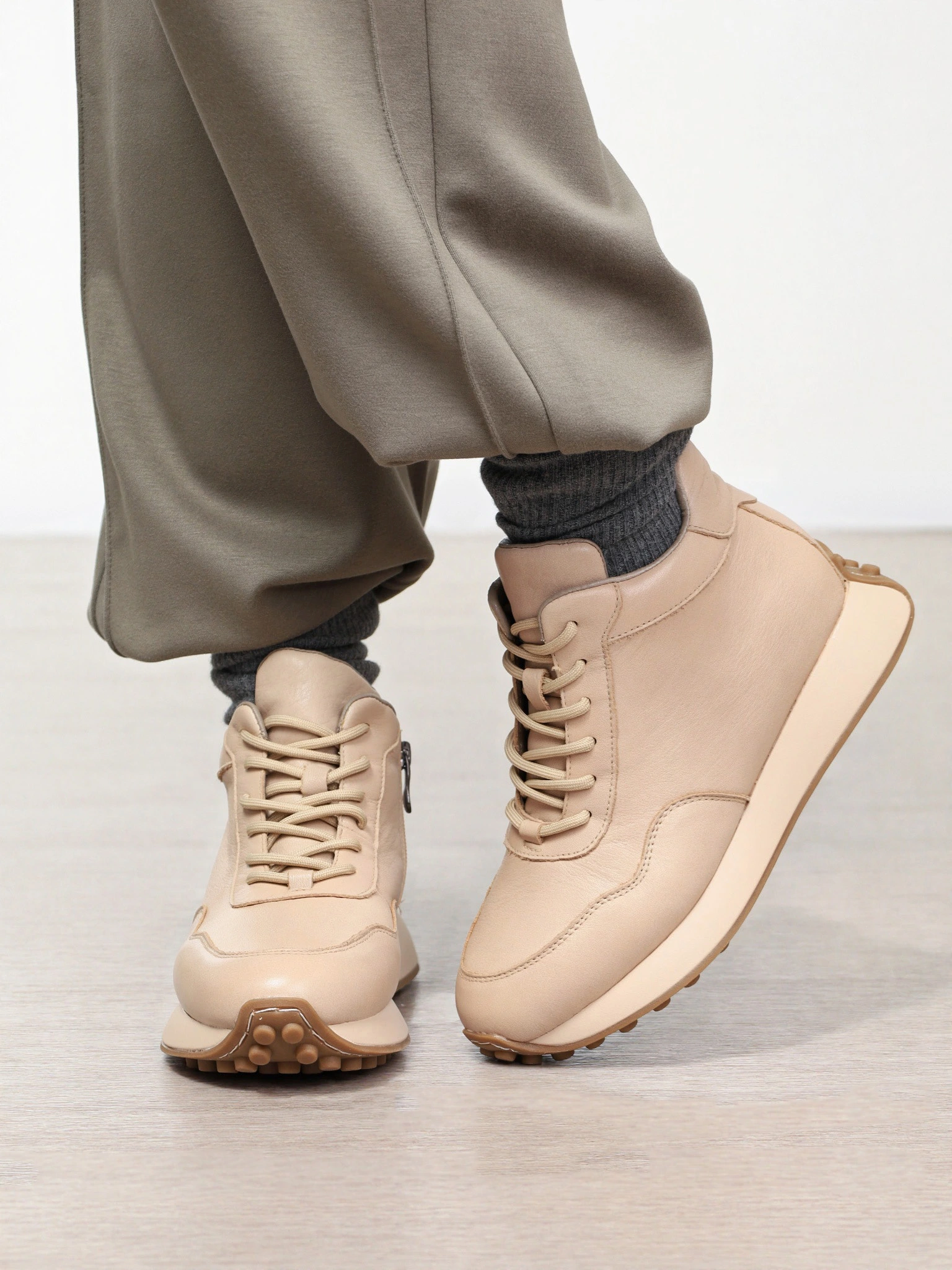 Кроссовки бежевого цвета на рельефной подошве